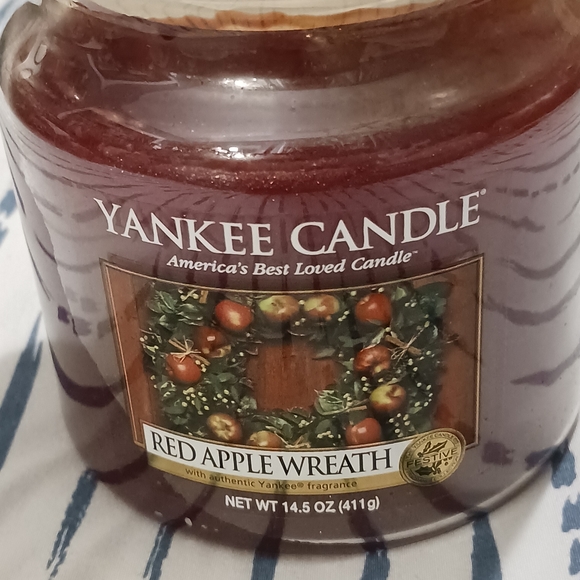 NWT! YANKEE CANDLE 14.5oz (Red Apple Wreath) - Picture 3 of 5